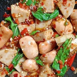 ข้าวกะเพราหมูยอ+ไส้กรอกหมู