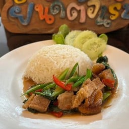คะน้าหมูกรอบราดข้าว