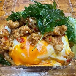 ข้าวไข่เยิ้มหน้ากระเพราไก่กรอบ