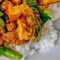 ข้าวหมูกรอบผัดพริกแกงไข่ดาว