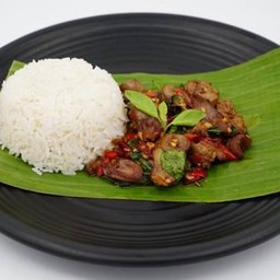 ข้าวกระเพราเครื่องในไก่ 