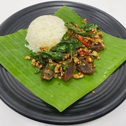 ข้าวกระเพราไข่เยี่ยวม้า