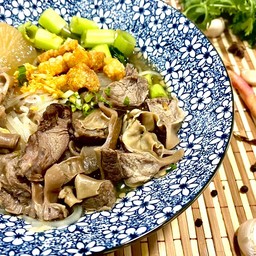 ก๋วยเตี๋ยวเลียงหมูตุ๋น