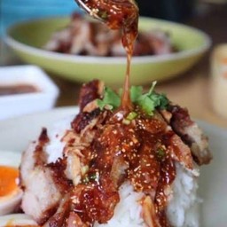 ข้าวหมูอบน้ำจิ้มแจ่ว