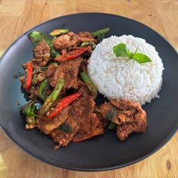 ข้าวผัดพริกแกงหมู