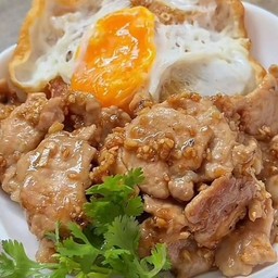 ข้าวหมูสไลด์ผัดกระเทียม+ไข่ดาว อร่อยนุ่ม