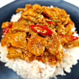 ข้าวราดพะแนงหมู