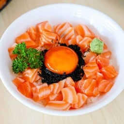 ข้าวหน้าแซลมอล พร้อมไข่ดองปรุงรสด้วยน้ำซอสสูตรสุขแต๊