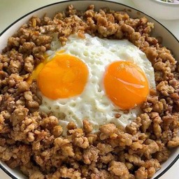 ข้าวหมูสับผัดกระเทียมพิเศษ+ไข่ดาว2ฟอง