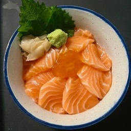 F01 - ข้าวหน้าแซลมอนไข่ดอง Salmon Don with Shoyu York