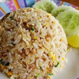 ข้าวผัดไข่ใส่หมูสับ