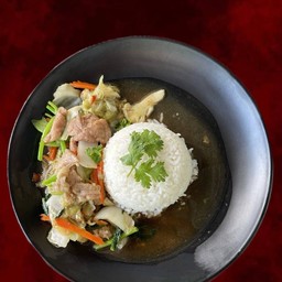 ผัดผักรวมมิตรราดข้าว