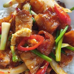 หมูกรอบ ผัดพริกเผา  ราดข้าว