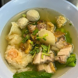 เกาเหลาเกี๊ยวหมูกรอบ
