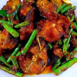 ข้าวผัดพริกแกงปลาดุกทอด