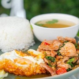 ข้าวกะเพราหมูชิ้น