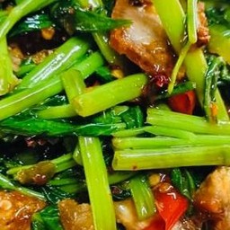 ผัดผักบุ้งไฟแดง หมูกรอบราดข้าว