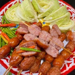 ข้าวปุ้นซาว (แกงเห็ดรวม ยำ ตำ ตามสั่ง) (ข้าวปุ้นซาว)กล้วยน้ำไทย ตึกสีเหลือง