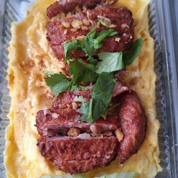 ข้าวไข่ข้น หมูก้อนทอดกระเทียม