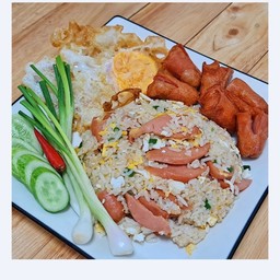 ชุดข้าวผัดไส้กรอก ไส้กรอกทอดและไข่ดาว