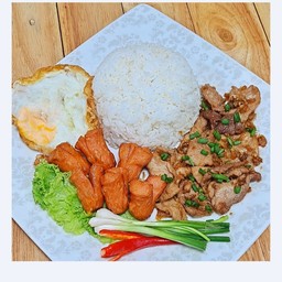 ชุดข้าวหมูทอดกระเทียม ไส้กรอกทอดและไข่ดาว