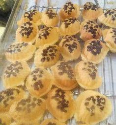 ขนมไข่พิเศษลูกเกด 10 ชิ้น