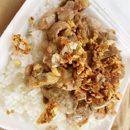 หมูกระเทียมราดข้าว