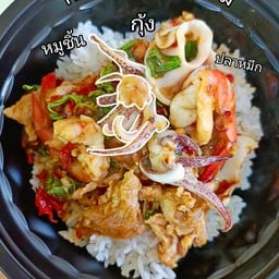 ข้าวกระเพรารวม หมูชิ้น กุ้ง หมึก
