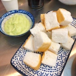 ขนมปังเปล่านึ่ง