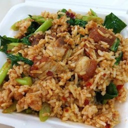 ข้าวผัด   หมูกรอบ + ไข่