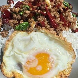 กระเพราหลังบ้าน by ไต้ฝุ่น เสรีไทย41