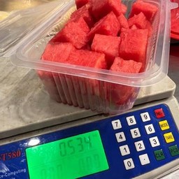 แตงโมหั่นพร้อมทาน 350 กรัม พร้อมแคะเม็ดออกให้แช่เย็นๆ(อาจจะมีพลาดเล็กๆน้อยๆนะคะ)