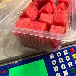 แตงโมหั่นพร้อมทาน 350 กรัม พร้อมแคะเม็ดให้(อาจจะมีพลาดบ้างนิดๆหน่อยนะคะ)