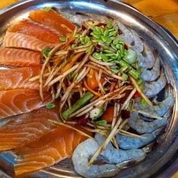 ตำถาดกุ้งสดแซลมอน