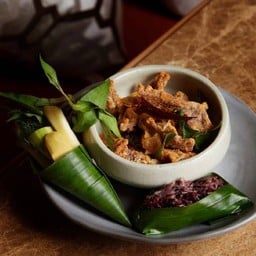 คอหมูทอดคลุกฝุ่น