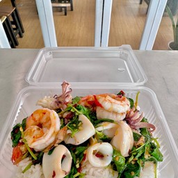 กะเพรา-ทะเล กุ้ง+หมึก