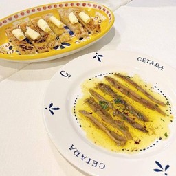 ขนมปังซาวเวอร์โด เนยสด และ แอนโชว์วี่หมักในโอลีฟออยล์