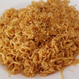 เส้นมาม่าลวก (กระเทียมเจียว)