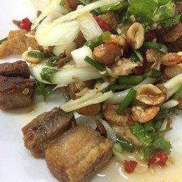 ยำหมูกรอบ