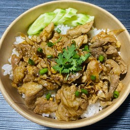 ข้าวหมูหมักกระเทียม พริกไทย