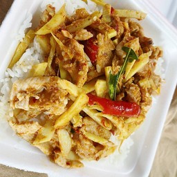 พริกแกงไก่หน่อไม้ราดข้าว