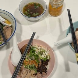 โกลด์เตี๋ยว ก๋วยเตี๋ยวหมูแซ่บแห้ง เอกมัย