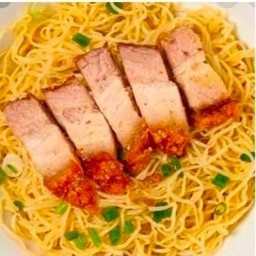 บะหมี่หมูกรอบ