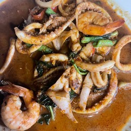 ผัดพริกแกงทะเลราดข้าว