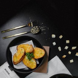 ขนมปังกระเทียมอบชีส