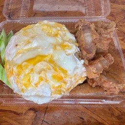 ข้าวไข่เยิ้มหน้าหมู3ทอดน้ำปลา