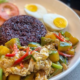 ข้าวฝักทองผัดไข่ข้าวไรส์ไข่ต้ม