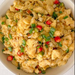 ข้าวราดไข่คั่วพริกเกลือ