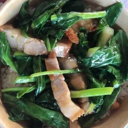 ผัดผักคะน้าหมูกรอบน้ำมันหอย