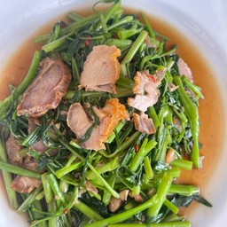 ผัดผักบุ้งหมูกรอบราดข้าว